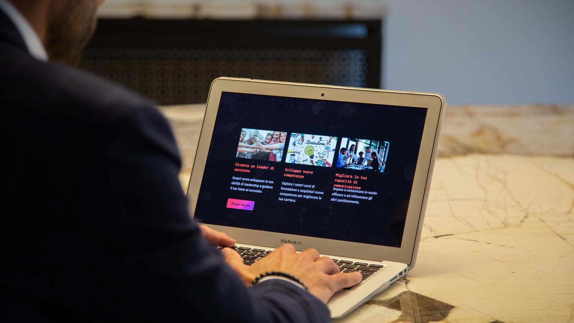 Persona utilizza un laptop per esplorare corsi di formazione e sviluppo delle competenze.