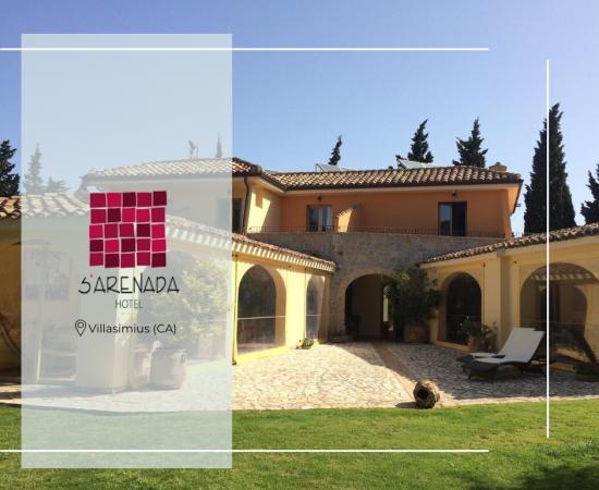 Hotel S'Arenada a Villasimius, elegante struttura con giardino e architettura tradizionale.