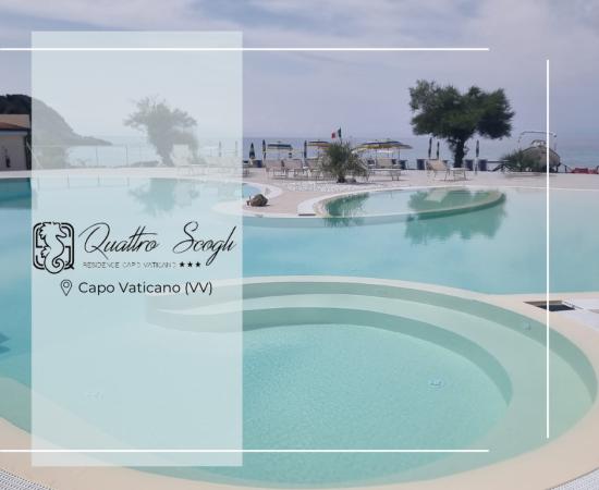 Piscina panoramica a Capo Vaticano con vista mare e comfort di lusso.