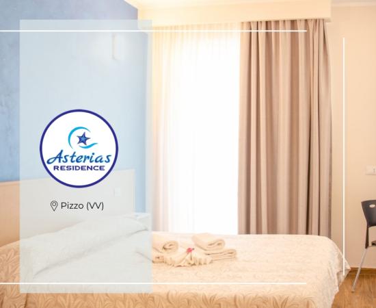 Camera luminosa con letto matrimoniale, tende e logo Asterias Residence a Pizzo (VV).